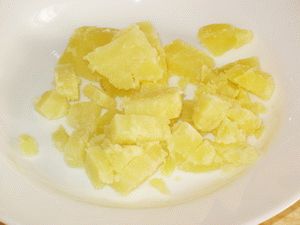 свежая картошка порезана кубиками